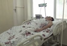 В Шымкенте врачи пытаются спасти мужчину, упавшего в шахту лифта В Шымкенте врачи пытаются спасти мужчину