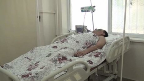В Шымкенте врачи пытаются спасти мужчину