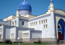 Атырау мешітінде келушілердің бірі намазды бұзып жіберді Атырау мешітінде келушілердің бірі намазды бұзып жіберді