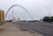 Мужчина устроил переполох на мосту в Астане, грозясь спрыгнуть в реку Мужчина устроил переполох на мосту в Астане