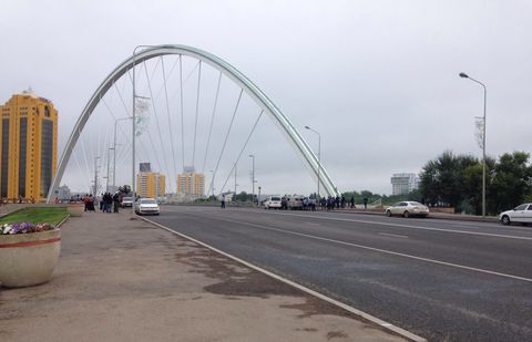 Мужчина устроил переполох на мосту в Астане, грозясь спрыгнуть в реку Мужчина устроил переполох на мосту в Астане