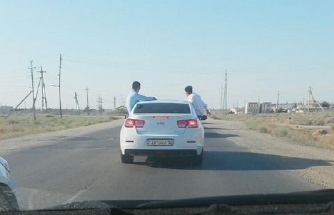 В Актау водителя свадебного кортежа с пассажирами в окнах оштрафовали на 5 МРП В Актау водителя свадебного кортежа с пассажирами в окнах оштрафовали на 5 МРП