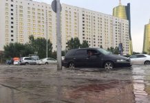 Астанчане вышли рыбачить в море, разлившееся по столице от дождя Астанчане вышли рыбачить в море
