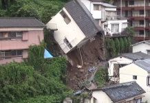 В Нагасаки из-за оползня упал с обрыва двухэтажный дом В Нагасаки из-за оползня упал с обрыва двухэтажный дом