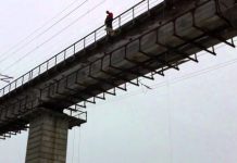 Супруга отговорила самоубийцу от прыжка с моста в Караганде Супруга отговорила самоубийцу от прыжка с моста в Караганде