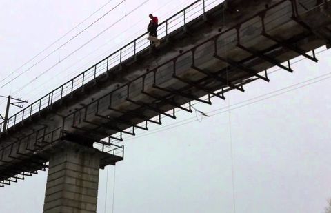 Супруга отговорила самоубийцу от прыжка с моста в Караганде Супруга отговорила самоубийцу от прыжка с моста в Караганде