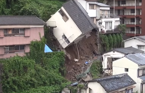 В Нагасаки из-за оползня упал с обрыва двухэтажный дом В Нагасаки из-за оползня упал с обрыва двухэтажный дом
