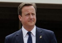 Премьер-министр Великобритании Дэвид Кэмерон объявил о своём уходе и удалился, напевая Премьер-министр Великобритании Дэвид Кэмерон объявил о своём уходе и удалился