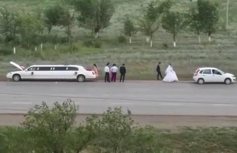 В Актобе из-за сломавшегося лимузина невеста едва не ушла с собственной свадьбы В Актобе из-за сломавшегося лимузина невеста едва не ушла с собственной свадьбы