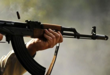 В Алматы мужчина с автоматом открыл стрельбу у Никольского рынка В Алматы мужчина с автоматом открыл стрельбу у Никольского рынка