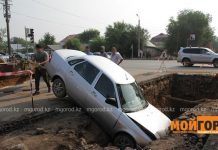 В Уральске машина вылетела в вырытый котлован В Уральске машина вылетела в вырытый котлован
