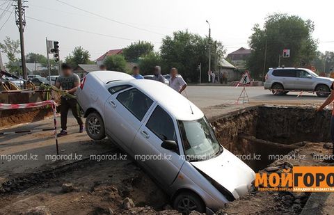 В Уральске машина вылетела в вырытый котлован В Уральске машина вылетела в вырытый котлован