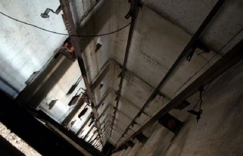 Шымкентские спасатели достали из шахты лифта упавшего мужчину Шымкентские спасатели достали из шахты лифта упавшего мужчину