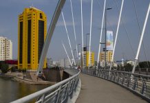 В Астане двое парней с риском для жизни перелезли по арке моста В Астане двое парней с риском для жизни перелезли по арке моста