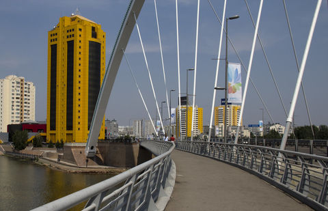 В Астане двое парней с риском для жизни перелезли по арке моста В Астане двое парней с риском для жизни перелезли по арке моста