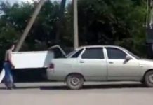 Суровая уральская келинка дотащила до дома новый холодильник, не поместившийся в машину Суровая уральская келинка дотащила до дома новый холодильник