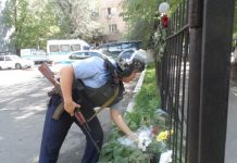 Алматинцы возложили цветы у здания Алмалинского РУВД Алматинцы возложили цветы у здания Алмалинского РУВД