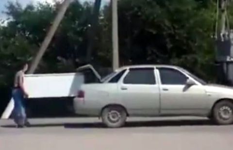 Суровая уральская келинка дотащила до дома новый холодильник, не поместившийся в машину Суровая уральская келинка дотащила до дома новый холодильник