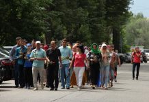 У здания ДКНБ в Алматы почтили память погибшего в теракте полицейского Максата Салимбаева У здания ДКНБ в Алматы почтили память погибшего в теракте полицейского Максата Салимбаева