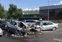 Жуткое столкновение трёх машин в Алматы сняла камера видеорегистратора Жуткое столкновение трёх машин в Алматы сняла камера видеорегистратора