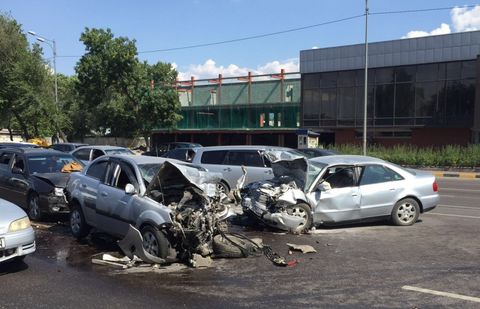 Жуткое столкновение трёх машин в Алматы сняла камера видеорегистратора Жуткое столкновение трёх машин в Алматы сняла камера видеорегистратора