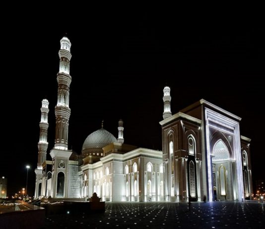 Мусульмане Казахстана празднуют Қадір түні Мусульмане Казахстана празднуют Қадір түні