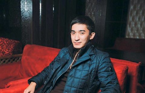 В сети набирает популярность видео астанчанина, проспорившего пари и исполнившего песню Шукенова В сети набирает популярность видео астанчанина