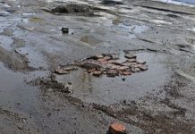 Уставший от ям и ухабов водитель маршрутного автобуса в Уральске лично принялся за ремонт дороги Уставший от ям и ухабов водитель маршрутного автобуса в Уральске лично принялся за ремонт дороги