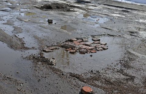 Уставший от ям и ухабов водитель маршрутного автобуса в Уральске лично принялся за ремонт дороги Уставший от ям и ухабов водитель маршрутного автобуса в Уральске лично принялся за ремонт дороги