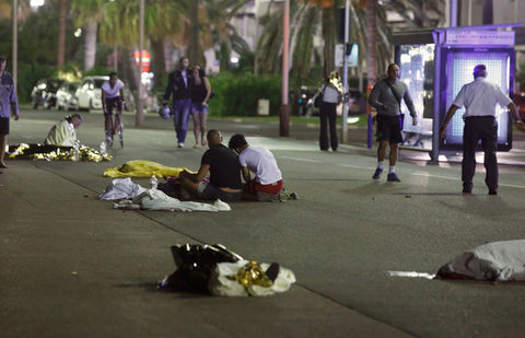 Очевидцы выложили в сети видео ликвидации террориста в Ницце Очевидцы выложили в сети видео ликвидации террориста в Ницце