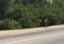 Разгуливающего в одних трусах жителя Актобе сняли на видео Разгуливающего в одних трусах жителя Актобе сняли на видео