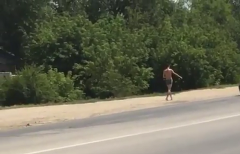 Разгуливающего в одних трусах жителя Актобе сняли на видео Разгуливающего в одних трусах жителя Актобе сняли на видео