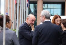 Посол Франции расплакался на траурной церемонии по погибшим в Ницце Посол Франции расплакался на траурной церемонии по погибшим в Ницце