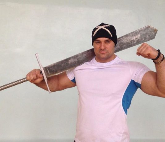 Новый рекорд по завязыванию гвоздей в узел установил казахстанец Новый рекорд по завязыванию гвоздей в узел установил казахстанец