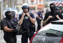 Во Франции захватившие заложников в церкви перерезали горло священнику Во Франции захватившие заложников в церкви перерезали горло священнику