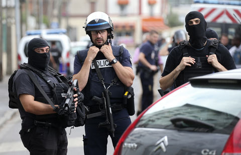 Во Франции захватившие заложников в церкви перерезали горло священнику Во Франции захватившие заложников в церкви перерезали горло священнику