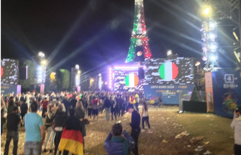 В Париже взрыв петарды во время матча Германия-Италия стал причиной паники и давки В Париже взрыв петарды во время матча Германия-Италия стал причиной паники и давки