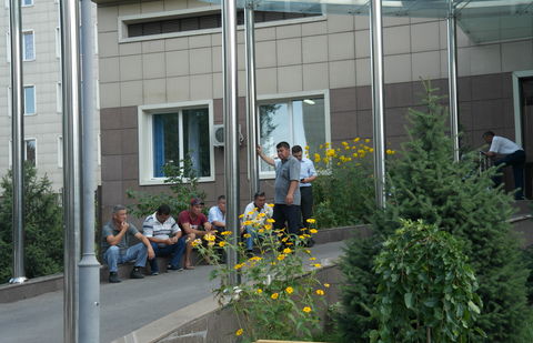 Один из пострадавших во время перестрелки в Алматы полицейский месяц назад вышел на пенсию Один из пострадавших во время перестрелки в Алматы полицейский месяц назад вышел на пенсию