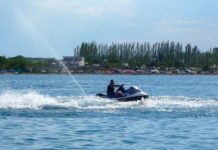 Пьяный казахстанец на гидроцикле въехал в толпу отдыхающих на Иссык-Куле Пьяный казахстанец на гидроцикле въехал в толпу отдыхающих на Иссык-Куле