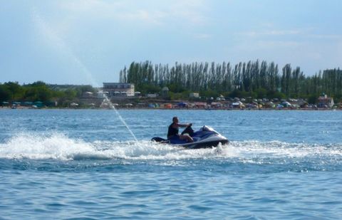 Пьяный казахстанец на гидроцикле въехал в толпу отдыхающих на Иссык-Куле Пьяный казахстанец на гидроцикле въехал в толпу отдыхающих на Иссык-Куле