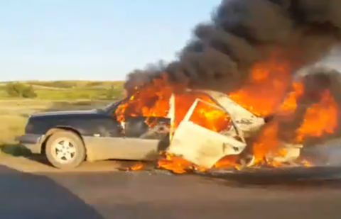 На трассе под Карагандой сняли на видео объятый пламенем Mercedes На трассе под Карагандой сняли на видео объятый пламенем Mercedes