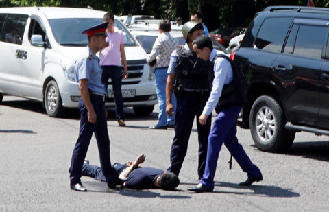 Алматинского стрелка Руслана Кулекбаева взяли под стражу на два месяца Алматинского стрелка Руслана Кулекбаева взяли под стражу на два месяца