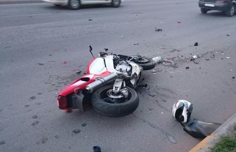 Мотоциклист в Караганде на ровном месте спровоцировал аварию