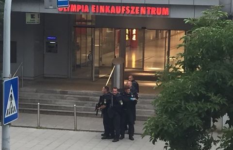 Стрельба в торговом центре Мюнхена: до 15 убитых Стрельба в торговом центре Мюнхена: до 15 убитых