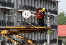 В Алматы демонтируют линии электропередач трамваев В Алматы демонтируют линии электропередач трамваев