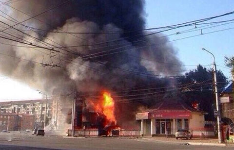 Toyota Hilux подпалила автозаправочную станцию КМГ в Жанаозене Toyota Hilux подпалила автозаправочную станцию КМГ в Жанаозене