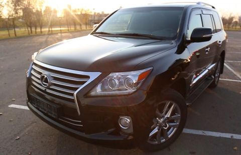 Водитель-матерщинник на Lexus набросился на снимавшего его жителя Астаны Водитель-матерщинник на Lexus набросился на снимавшего его жителя Астаны