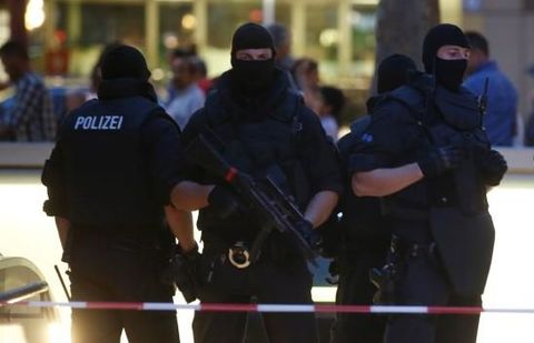 Жертвами теракта в Мюнхене стали девять посетителей ТЦ «Олимпия» Жертвами теракта в Мюнхене стали девять посетителей ТЦ "Олимпия"