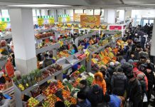 Аким Астаны и министр нацэкономики угостились куртом на рынке Аким Астаны и министр нацэкономики угостились куртом на рынке