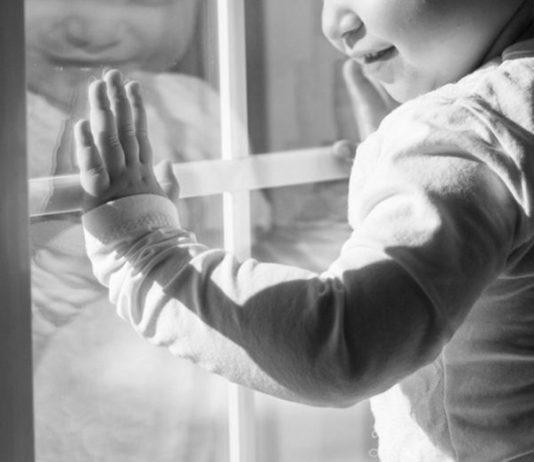 В Алматы двухлетний ребёнок выпал из окна 12-го этажа В Алматы двухлетний ребёнок выпал из окна 12-го этажа